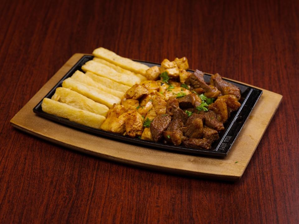 Peito de Frango com mandioca Frita.