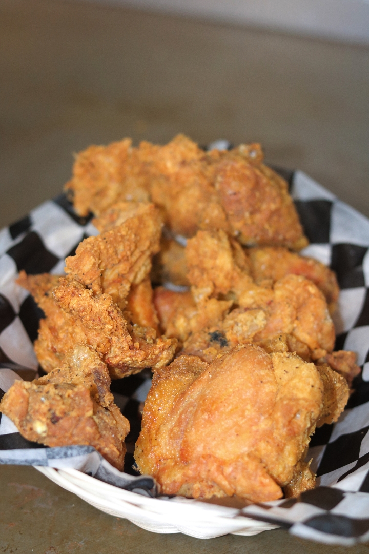 8 Pcs. Broaster Fried-Chicken +2 Sides +4 Sauces.