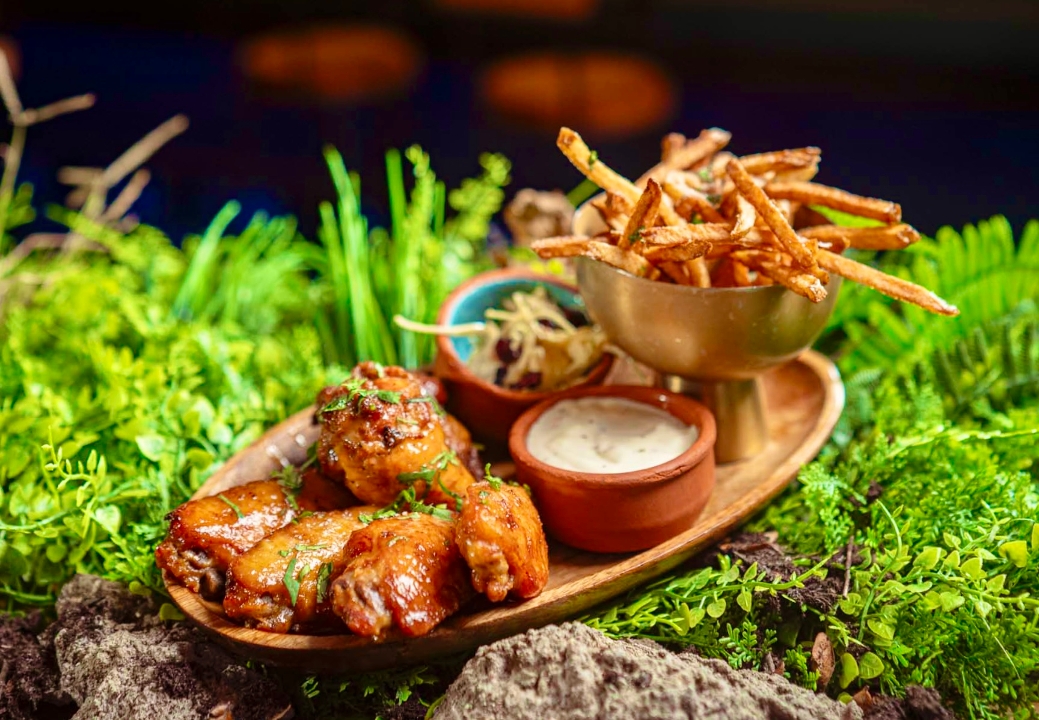 Chicken Wings & Papas.
