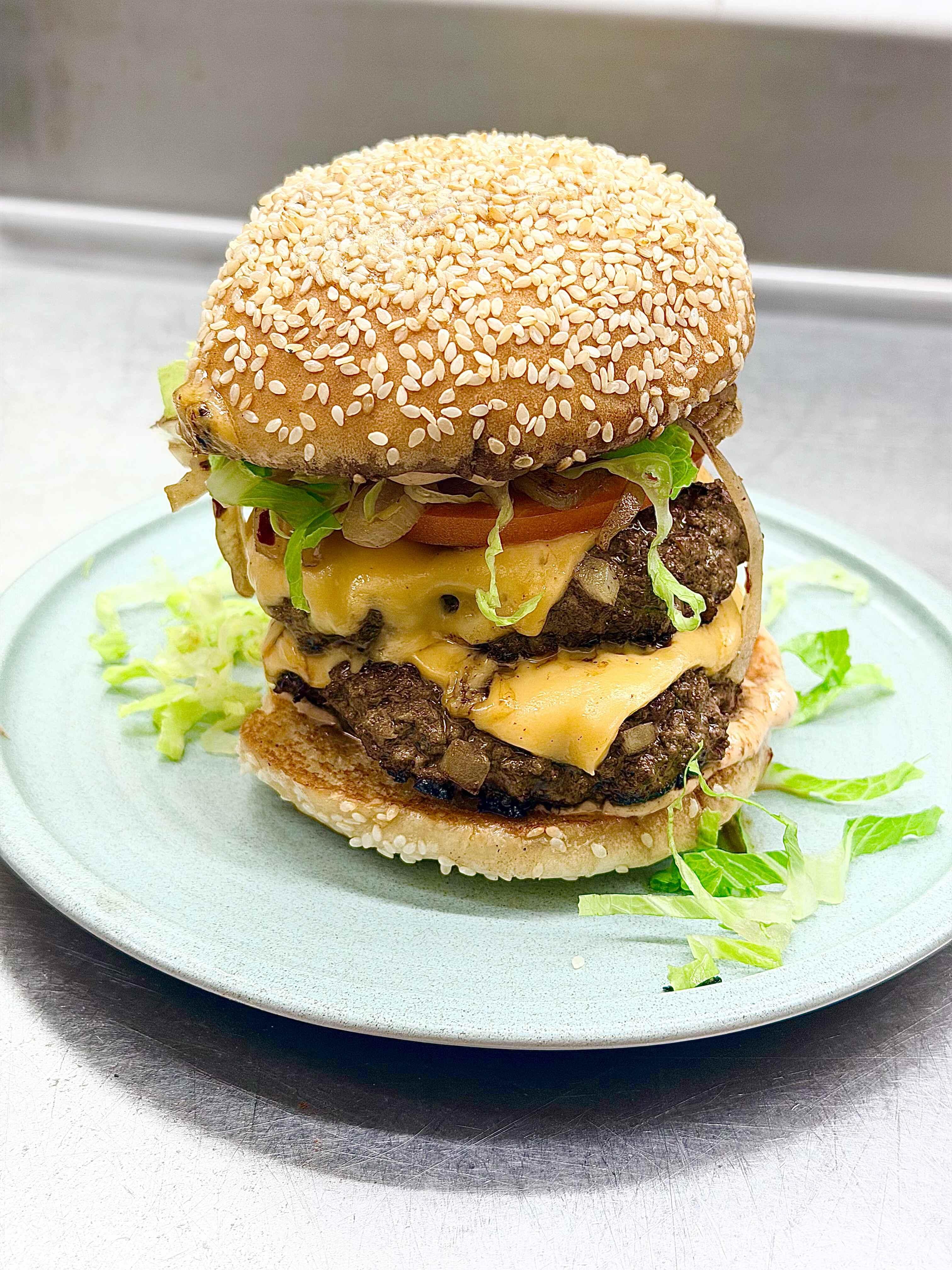MIKEY'S BURGER.
