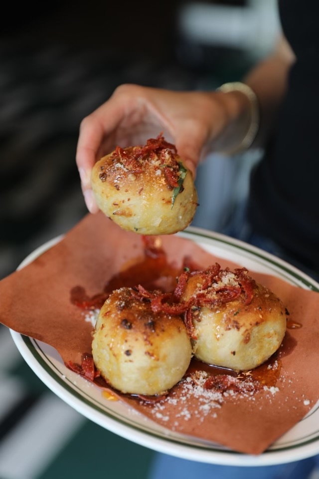 2 Garlic Knots.