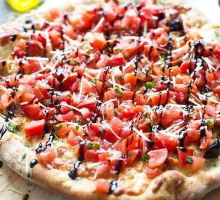 18" BRUSCHETTA CHICKEN PIZZA.