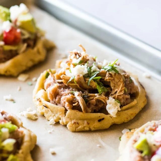 3 Sopes de Carnitas.