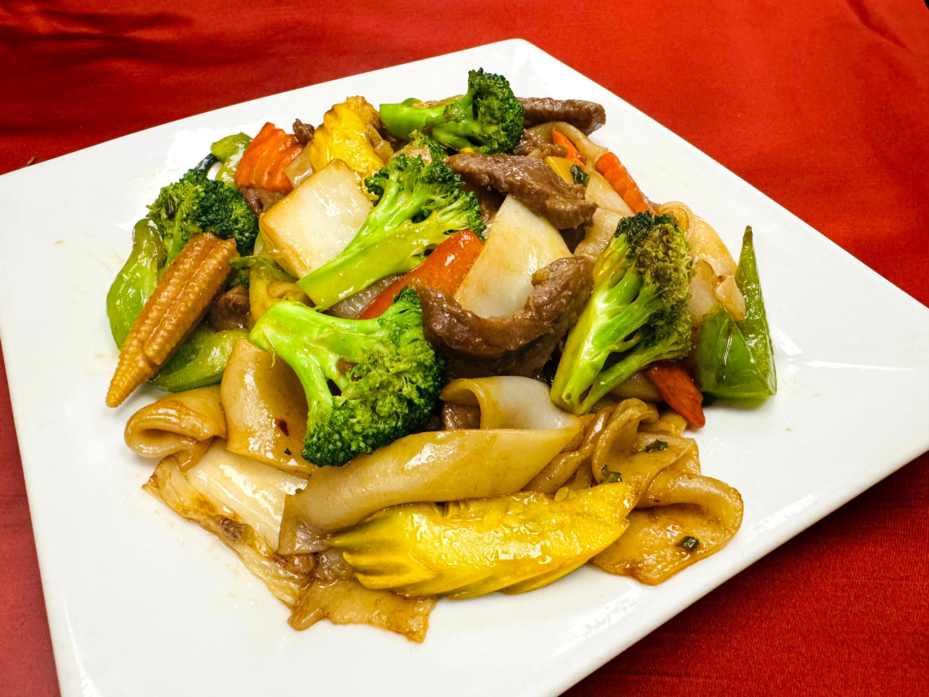 S2G. Soft Thick Rice Noodles Stir-Fried with Chicken - Hu Tieu Xao Mem Ga.