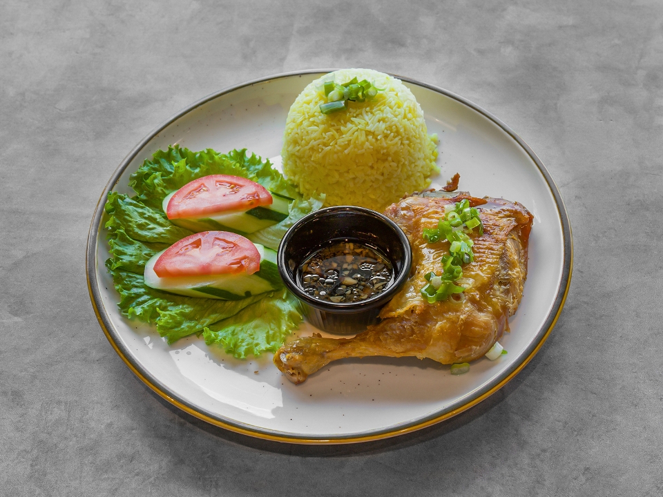 R6 Com Ga Xoi Mo - Fried Chicken Over Rice.