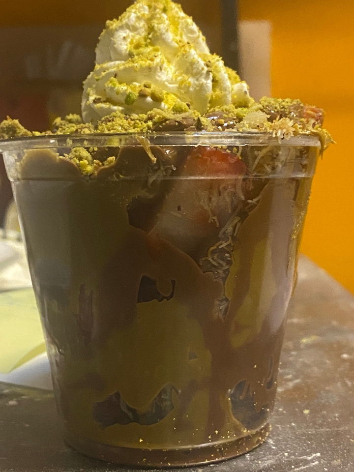 Dubai Chocolate Strawberry Cup.