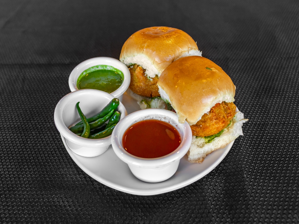 Butter Vada Pav (1 pc).