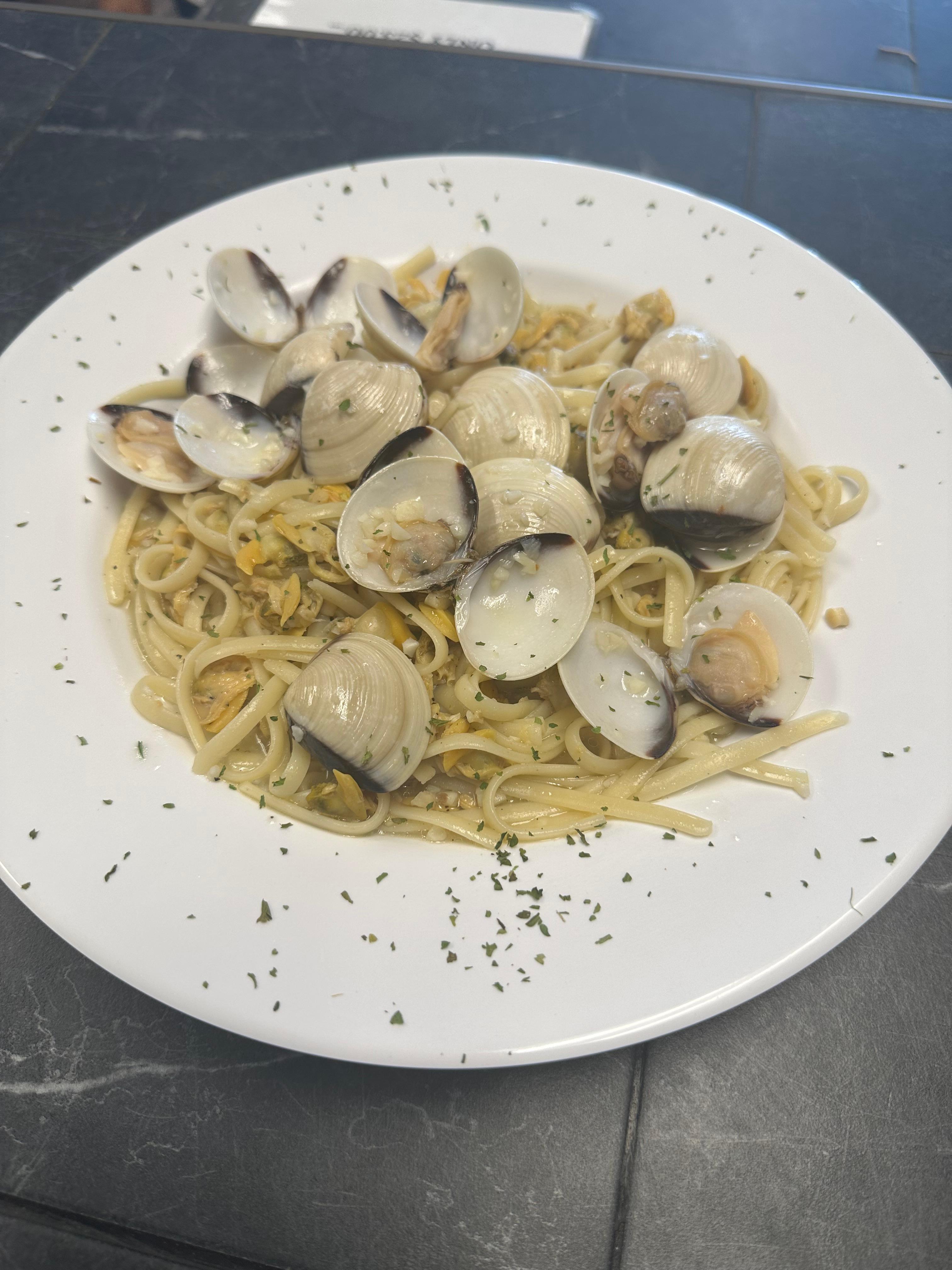 Linguine W/ Clam Sauce (Red or White).