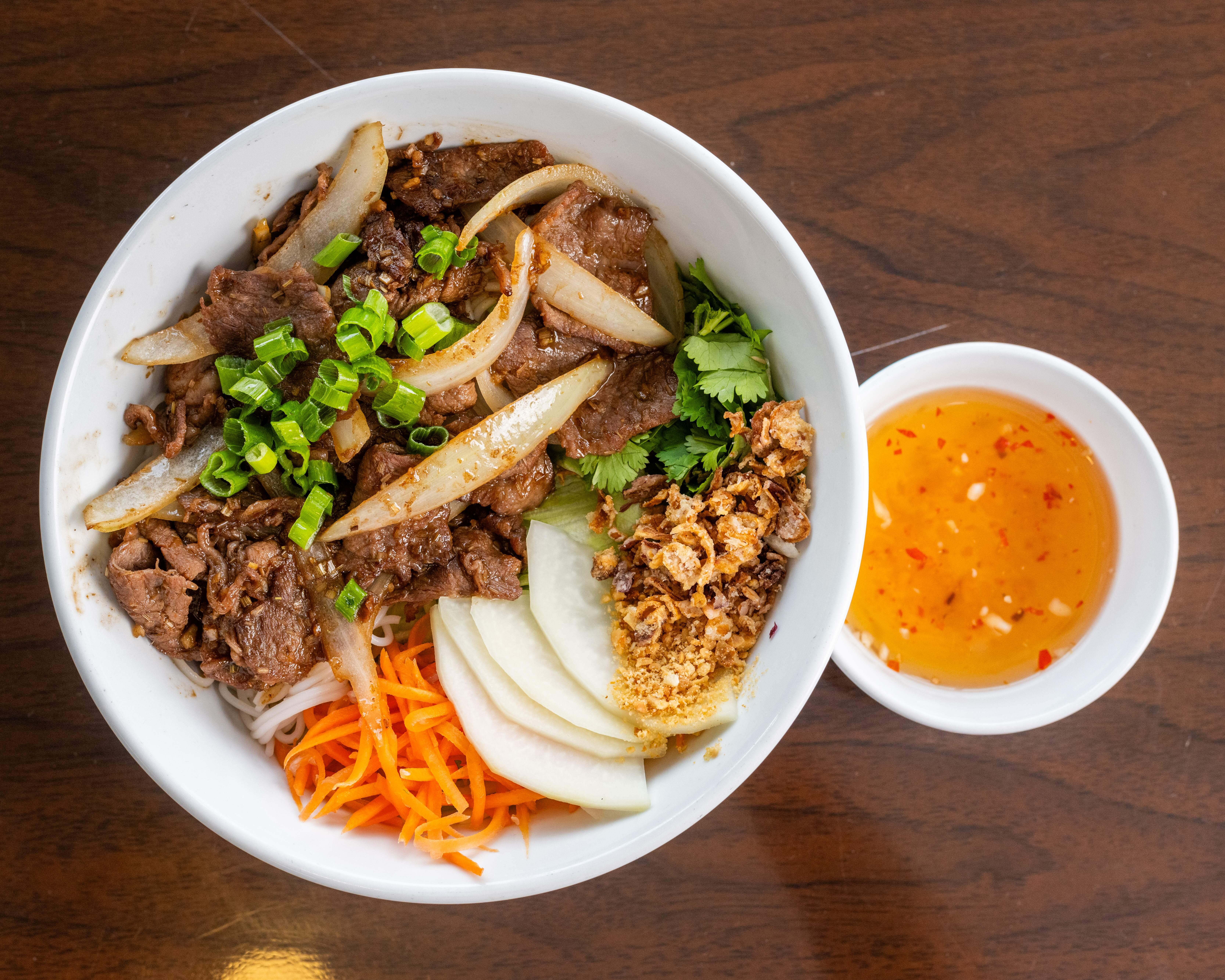 V6. Vermicelli with Onion, Lemon Grass Sauteed Beef.