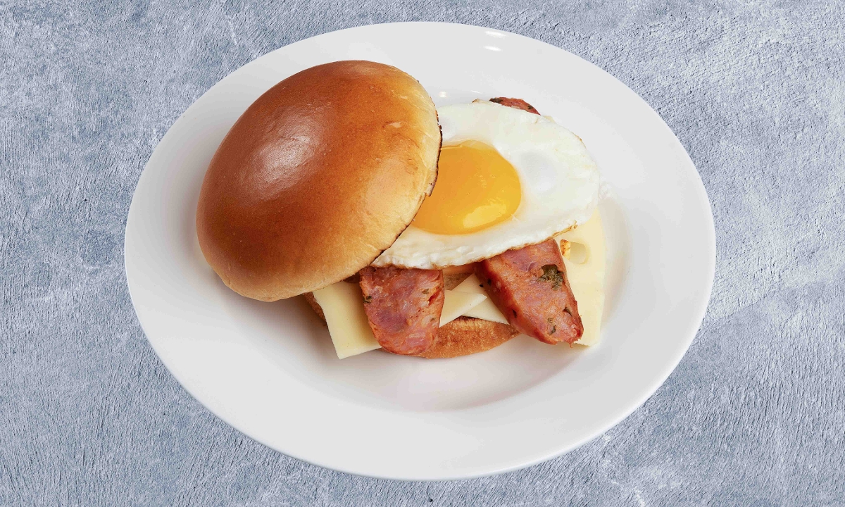 Huevos con chorizo & Queso Brioche.