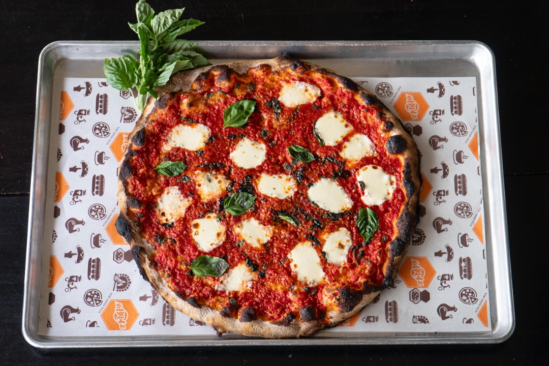 ビッシュ　PIZZA THE BEST Top notch pizza at Hot Pizza Cold Beer. The cheeseburger one