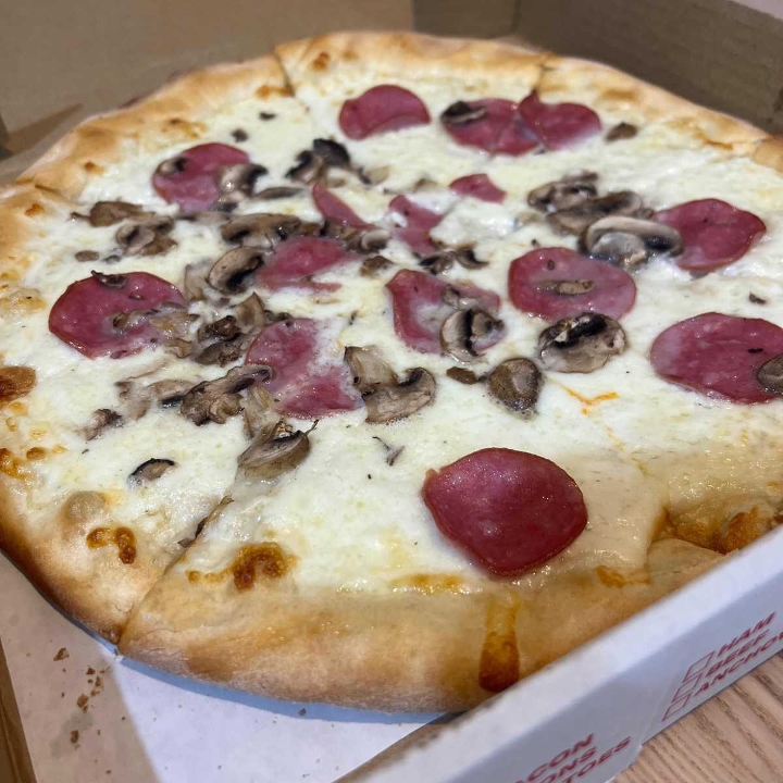 18" Alfredo Pizza.
