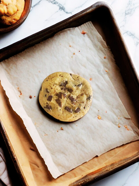 (1 PC) FRESHLY BAKED CHOCOLATE CHIP COOKIE.