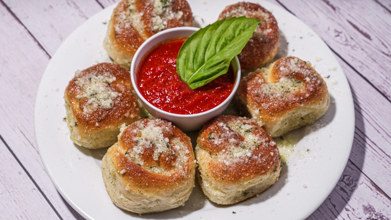 1/2 Dozen Garlic Rolls.