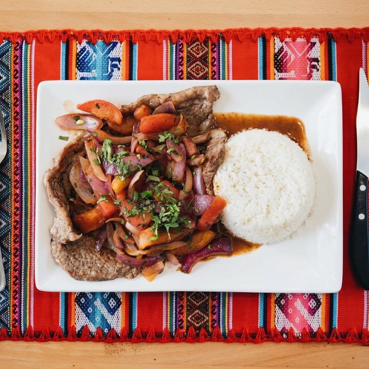 Bistec Encebollado Con Arroz.