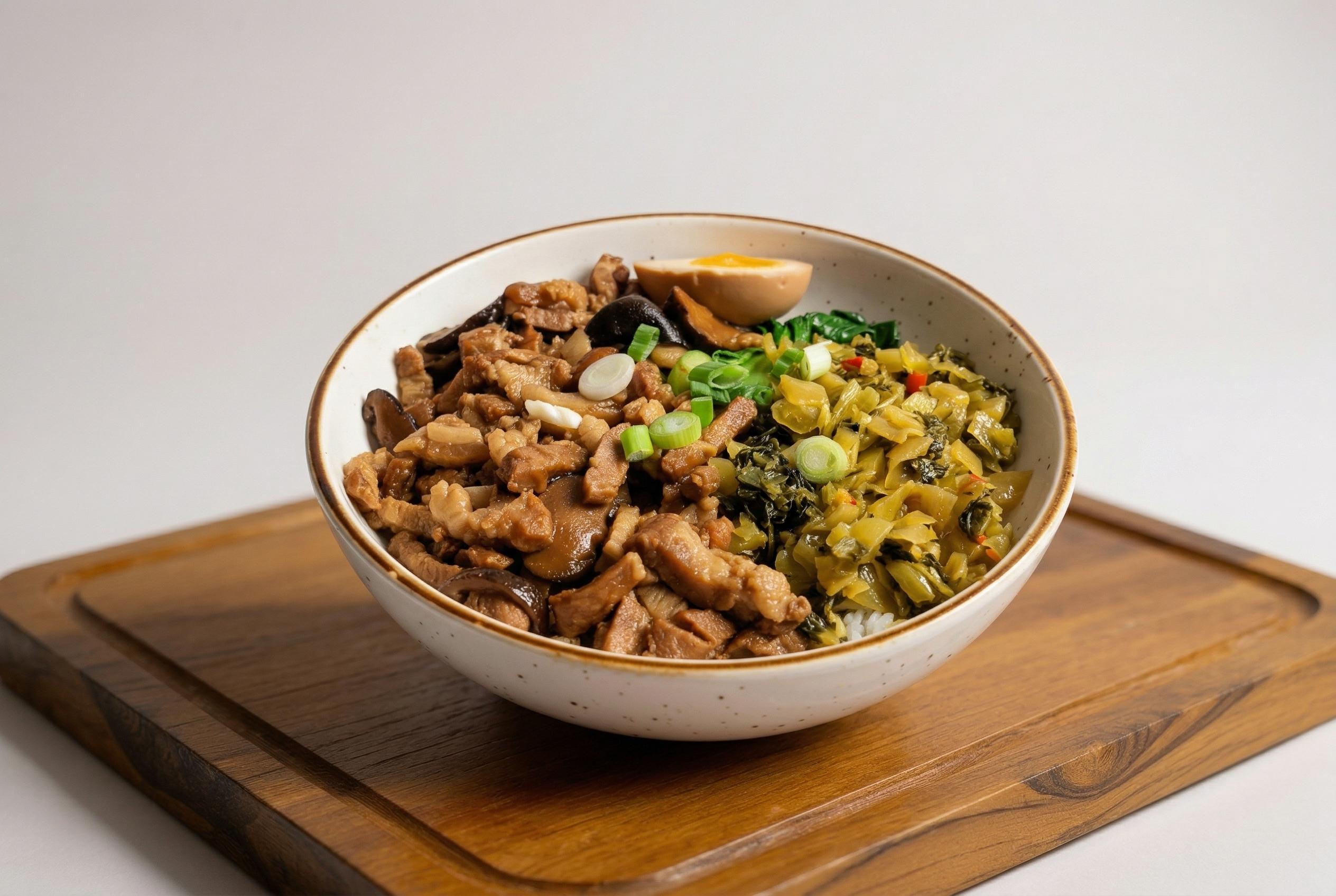 台式卤肉饭 Taiwanese Braised Pork Over Rice.