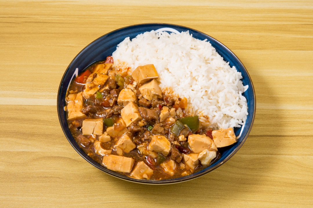 Mapo Tofu with Minced Beef Over Rice 麻婆豆腐牛肉末盖饭.