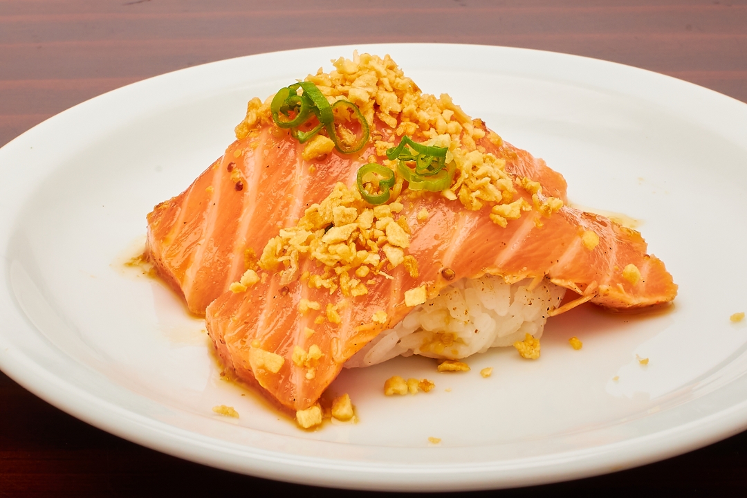 Peppered Salmon with Garlic Chips.