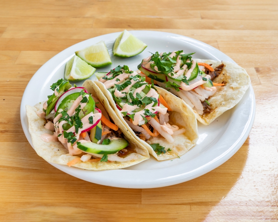 Pulled Pork Bánh Mì Tacos.