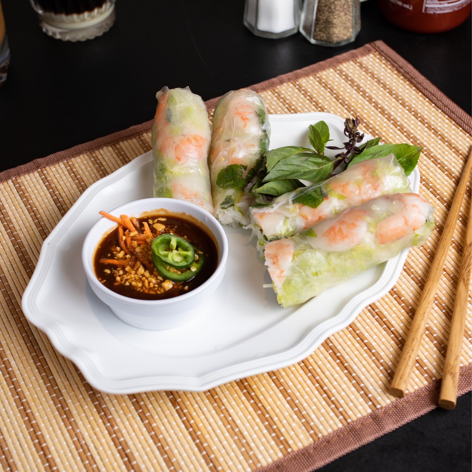 04. Shrimp spring rolls with fresh salad - gỏi cuốn.