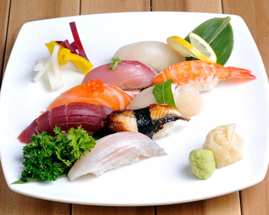 Omakase Sushi Combo.