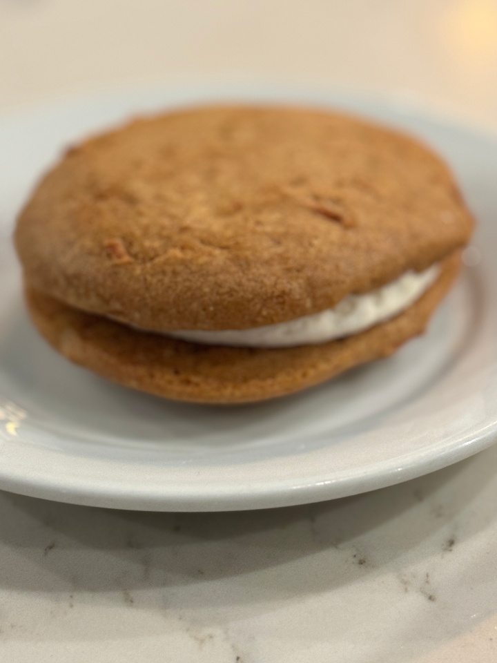 Carrot Cake Whoopie Pie (GF).