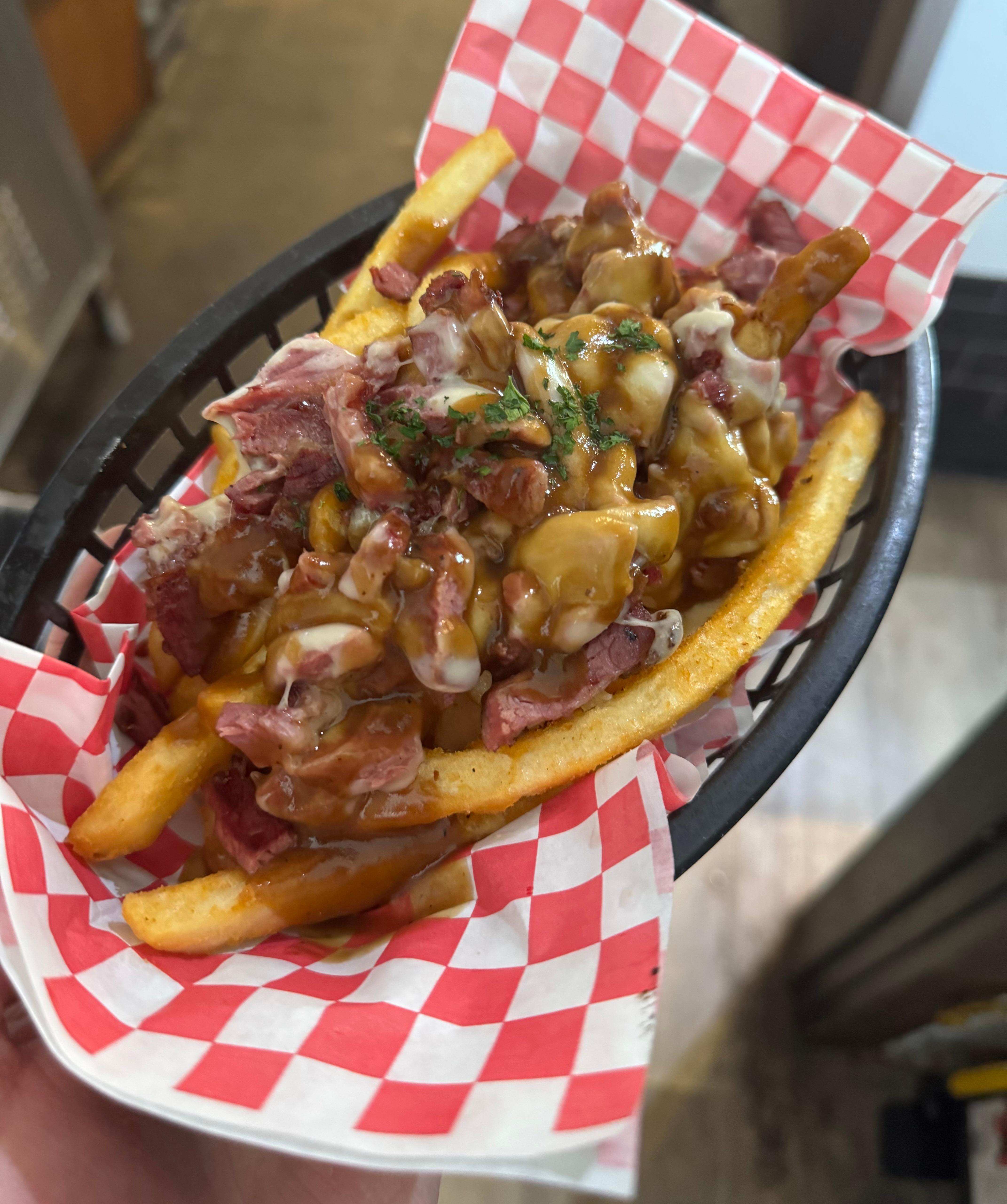 PASTRAMI CHEESE FRIES MINI.