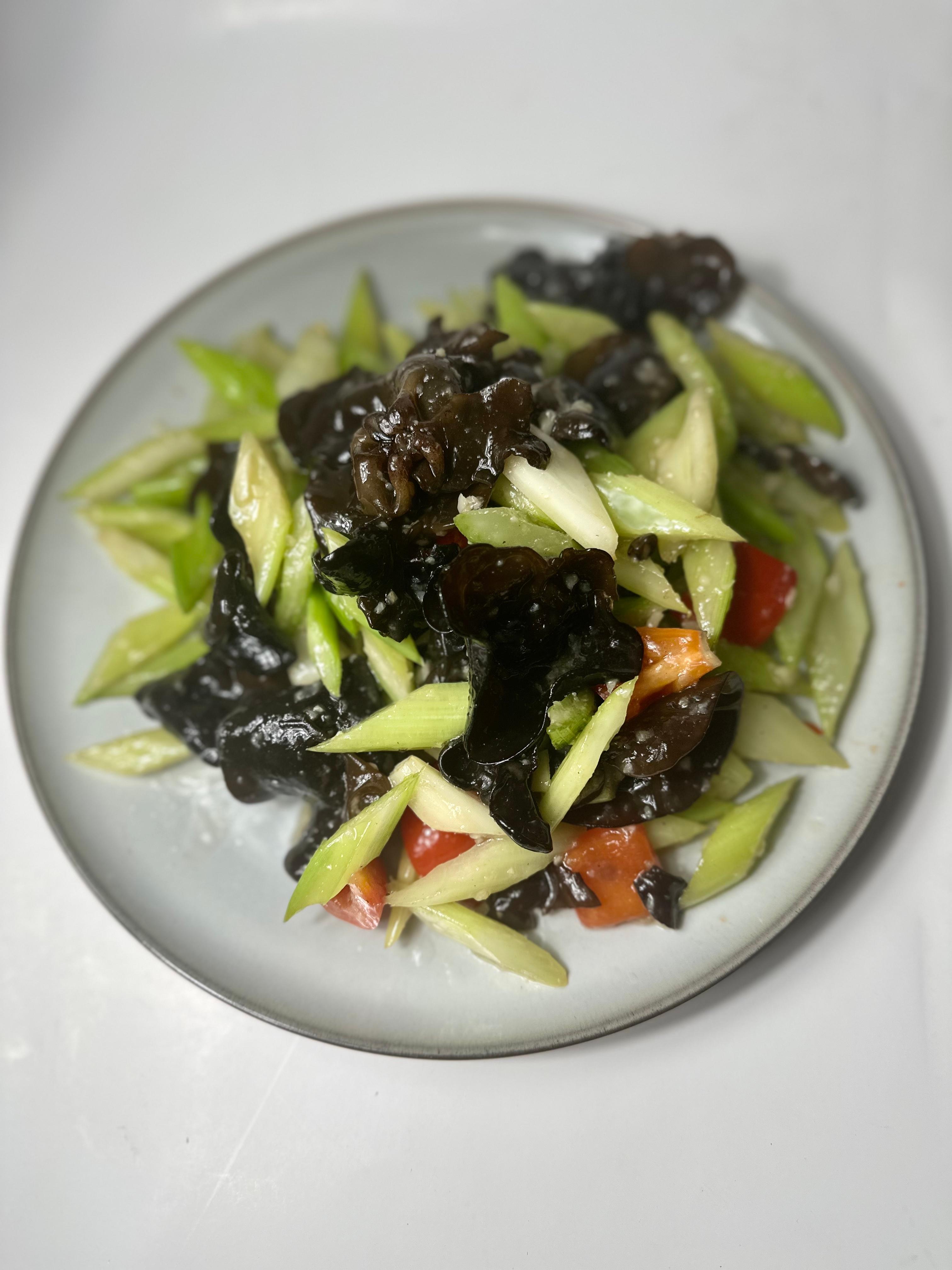 Stir-Fried Celery with Fungus 西芹炒木耳.