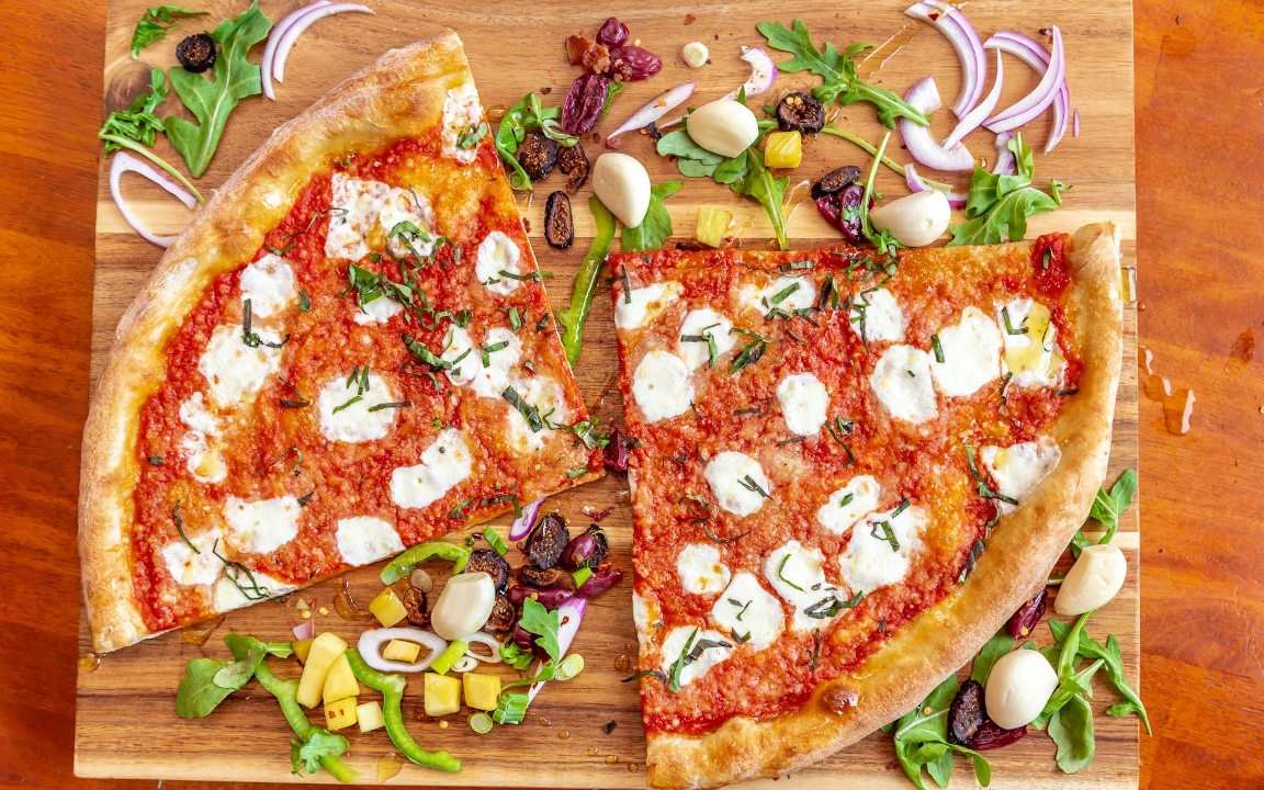 Sundried Tomato Margherita (v).