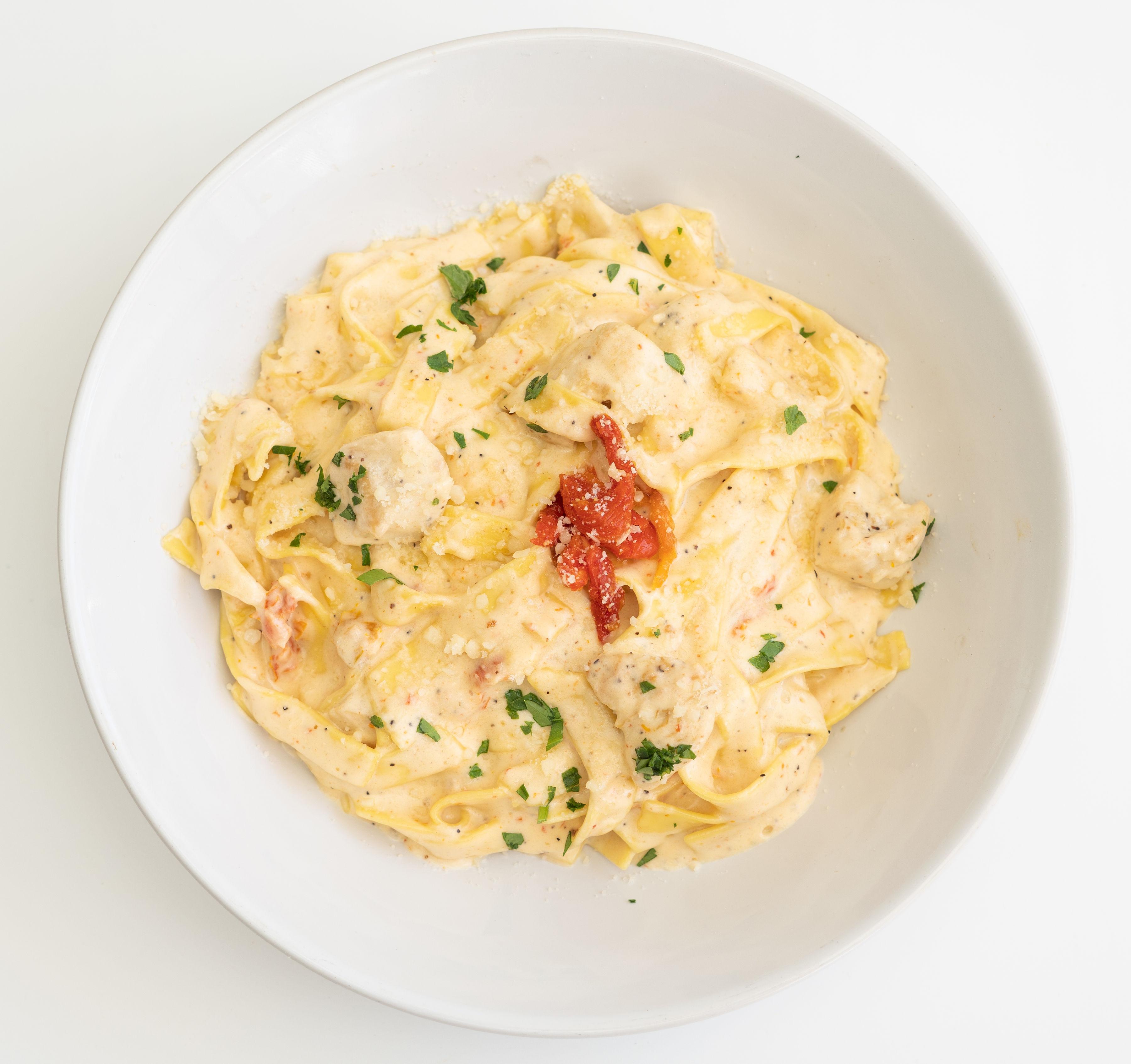 FETTUCCINE WITH CHICKEN AND SUNDRIED TOMATOES