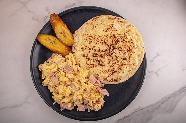 Arepa con Queso & Huevos con Jamon.