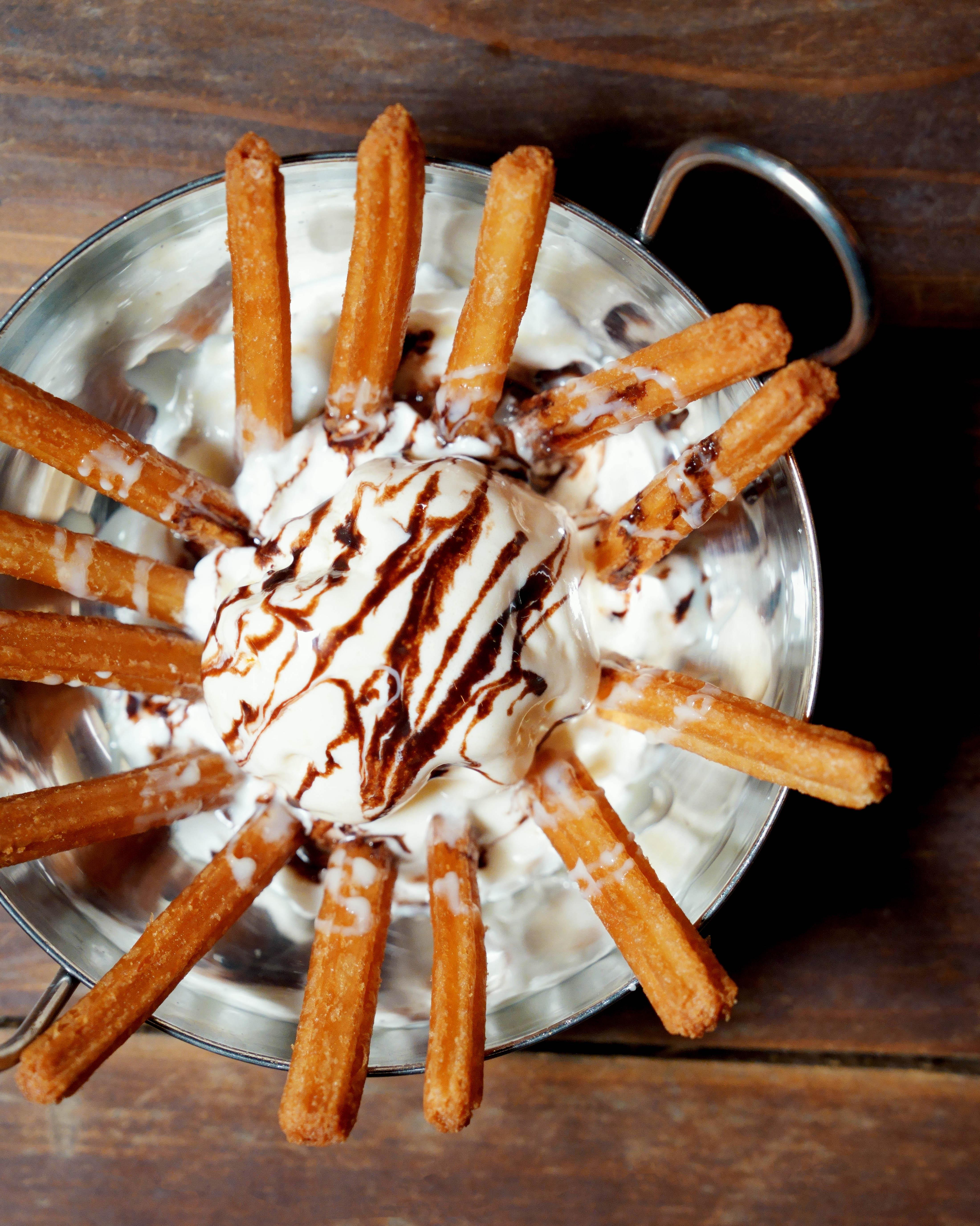 CHURROS WITH ICE CREAM.