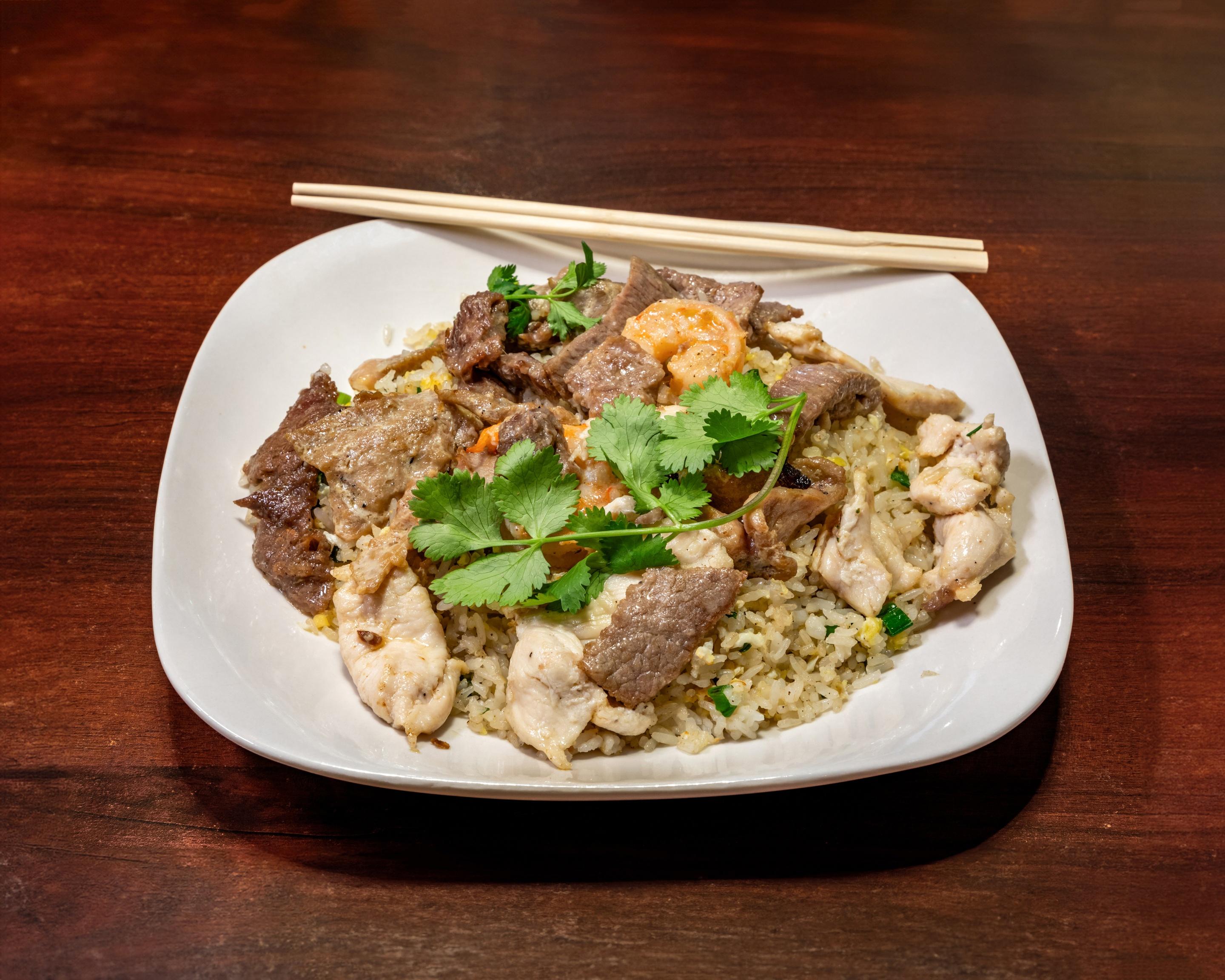 F6. Combination (Chicken, Beef, Shrimp) (Com Chien Dac Biet).