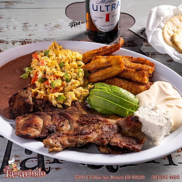 Desayuno/Breakfast Chuleta (Pork Chops).