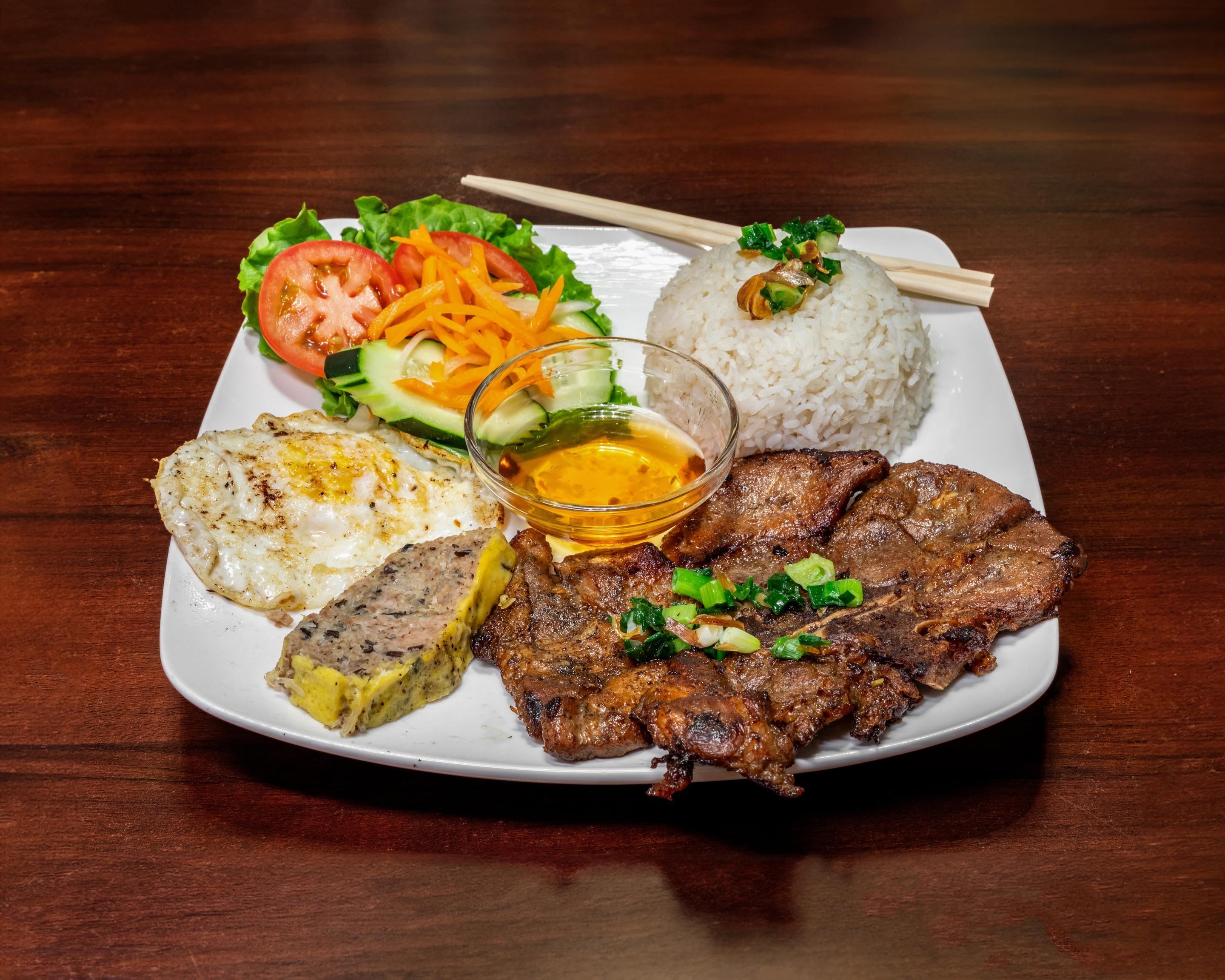 R6. Grilled Pork Chop (Com Suon).