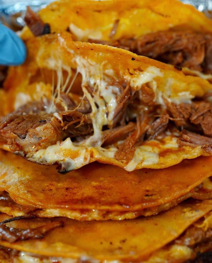 TACO A LA PLACHA CON QUESO.