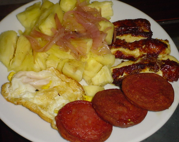 Yuca con huevos & salami.