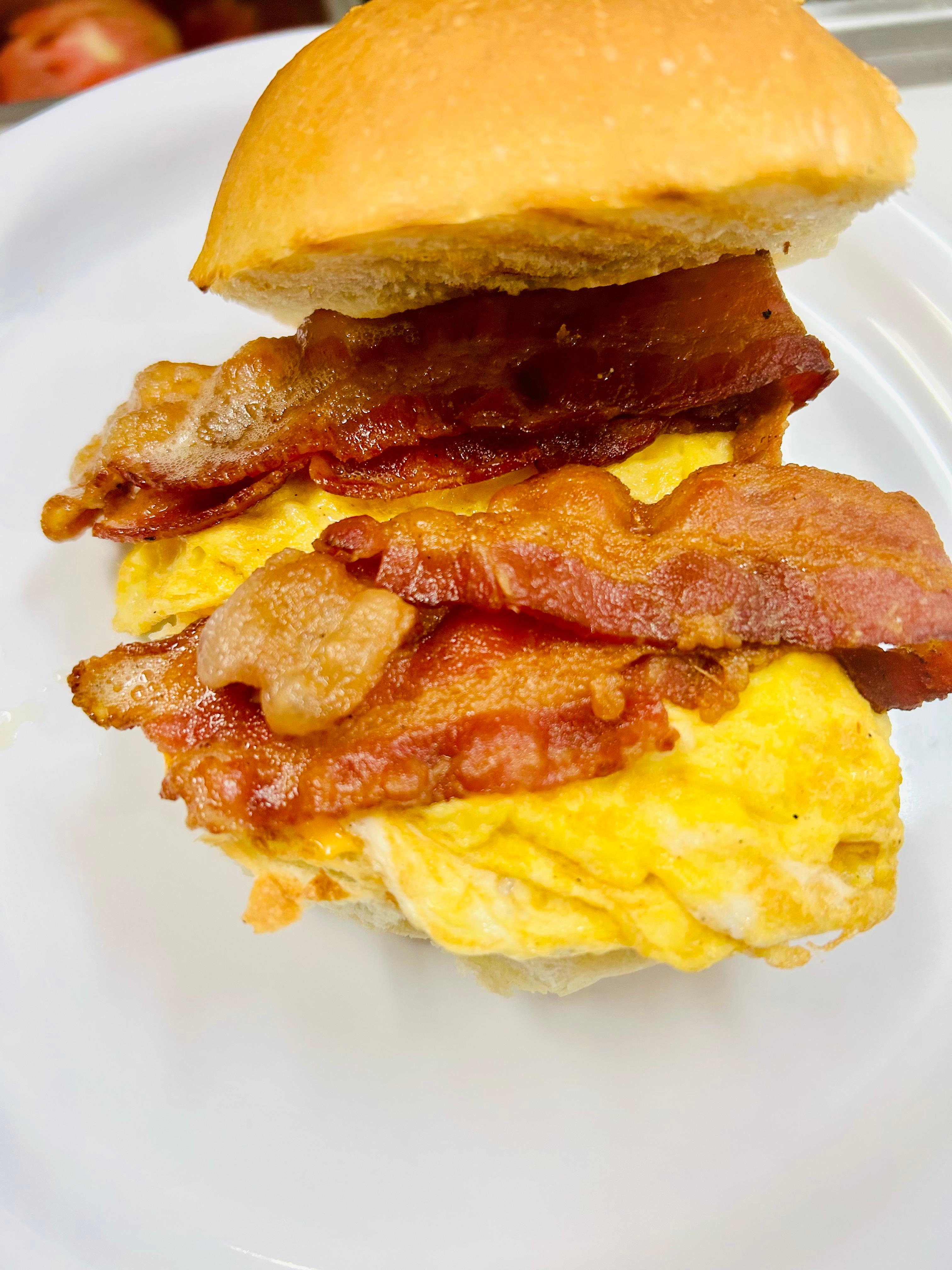 Bacon Egg & Cheese Brötchen Roll.