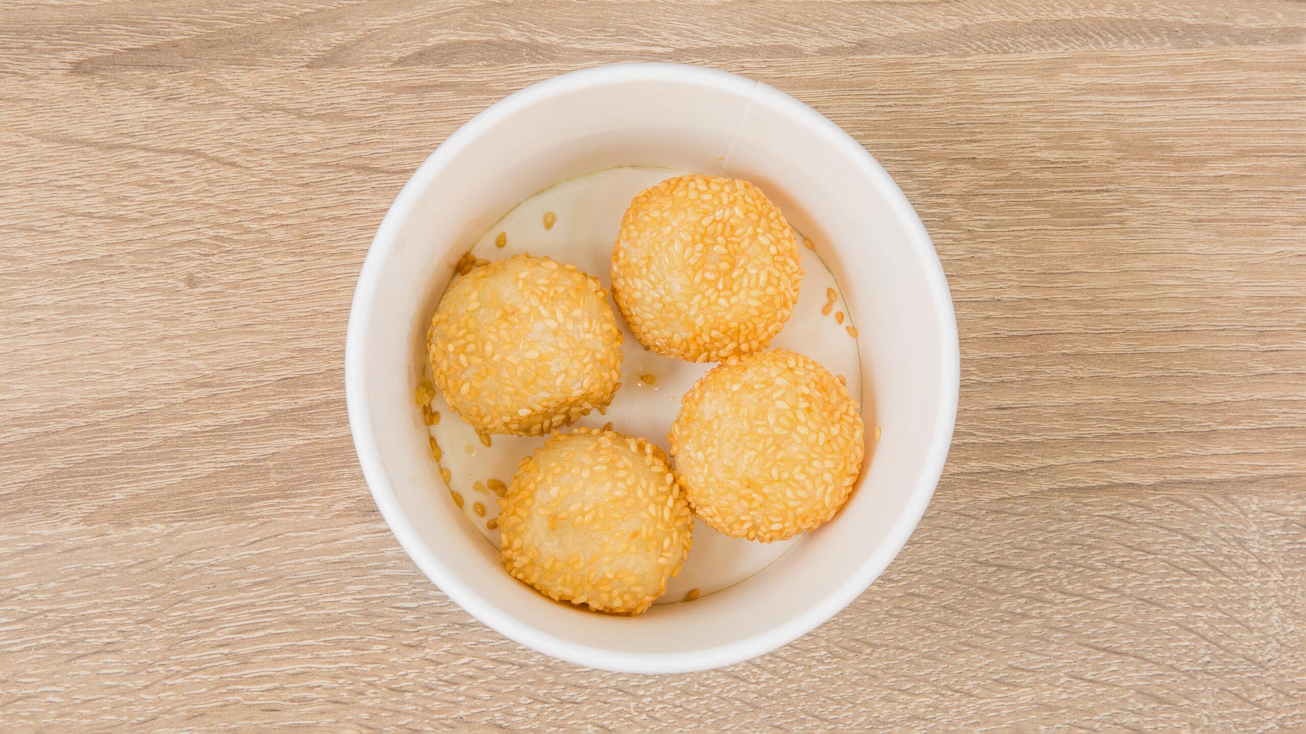 Sesame Ball (4 Pieces) 芝麻球.