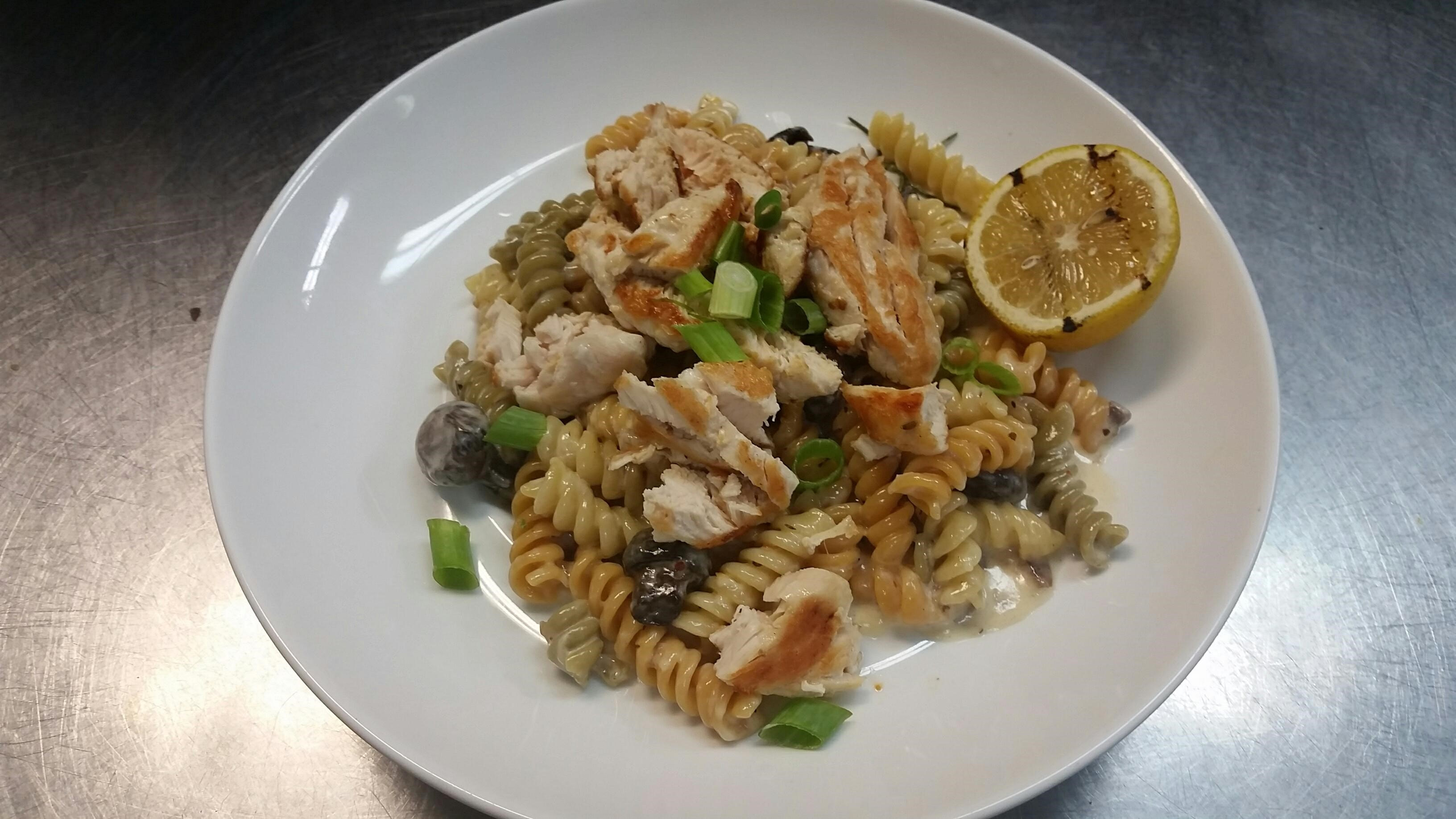 FAMILY PACK WOODLAND CHICKEN PASTA (Feeds 4 to 6).