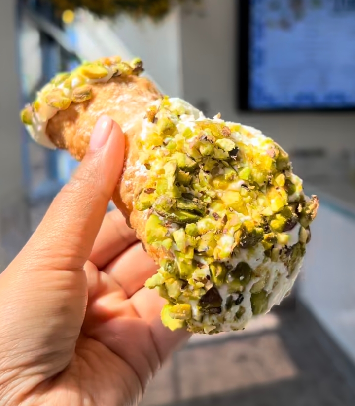 Un Cannolo.