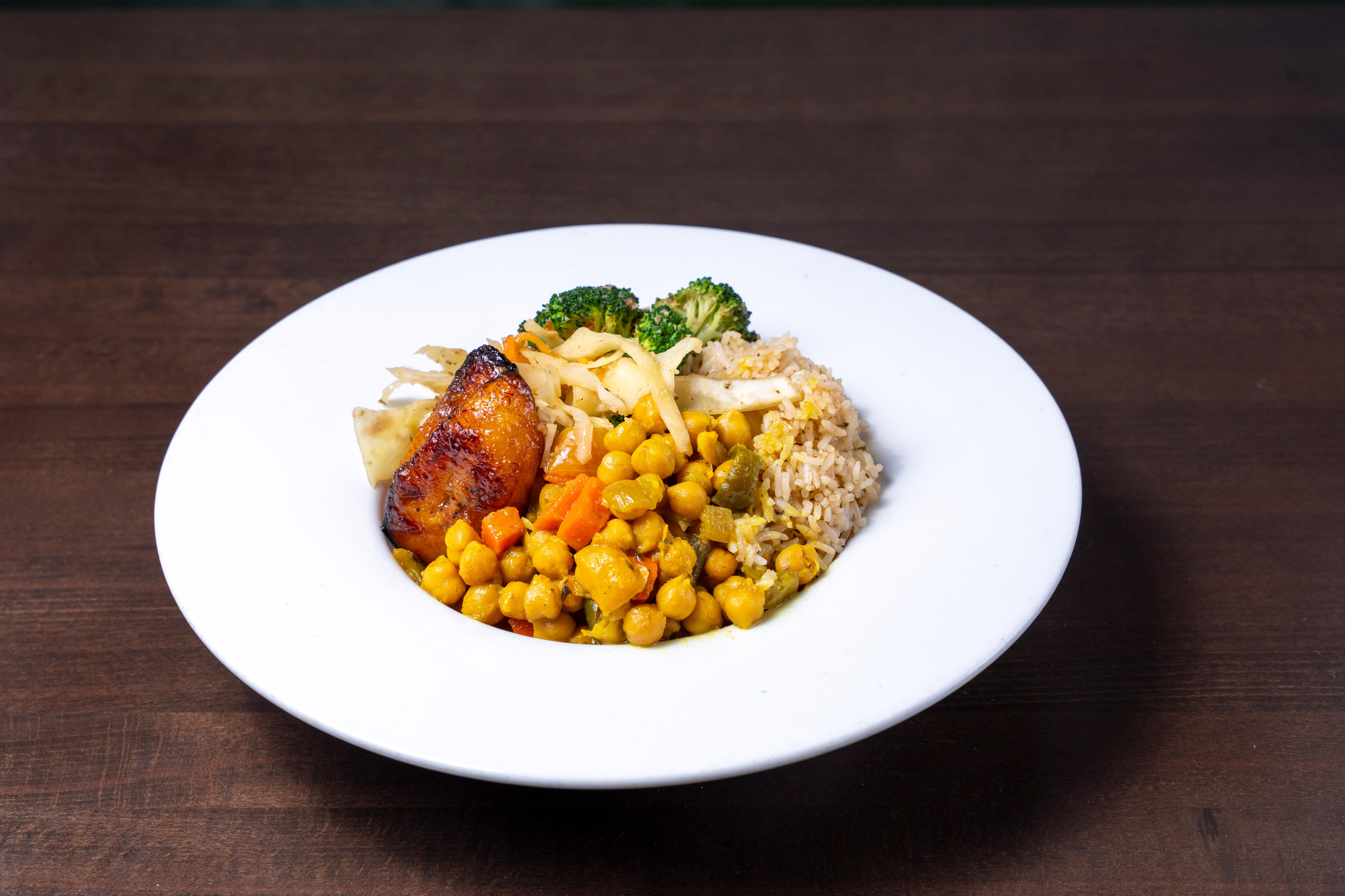 COCONUT CURRY CHICKPEAS BOWL.