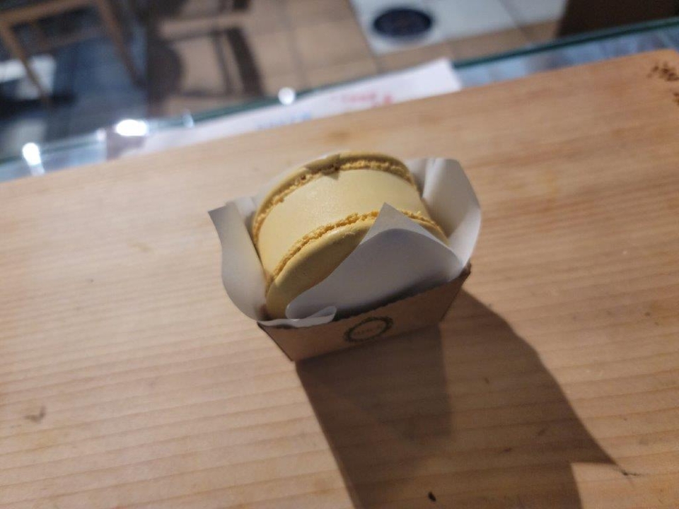 RT8-MANGO MACAROON.