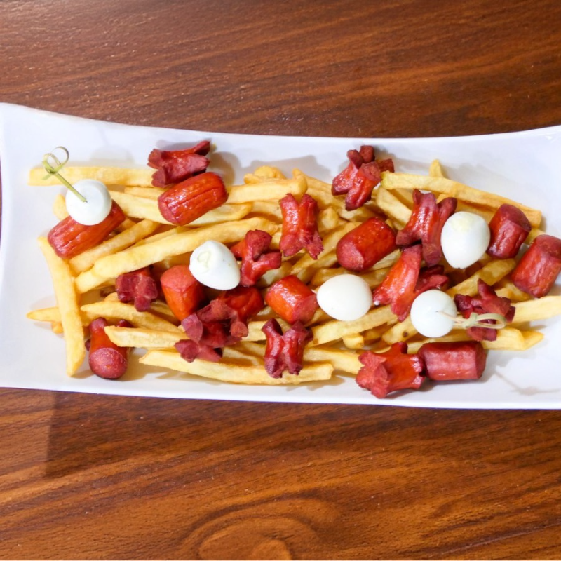 Salchipapas.
