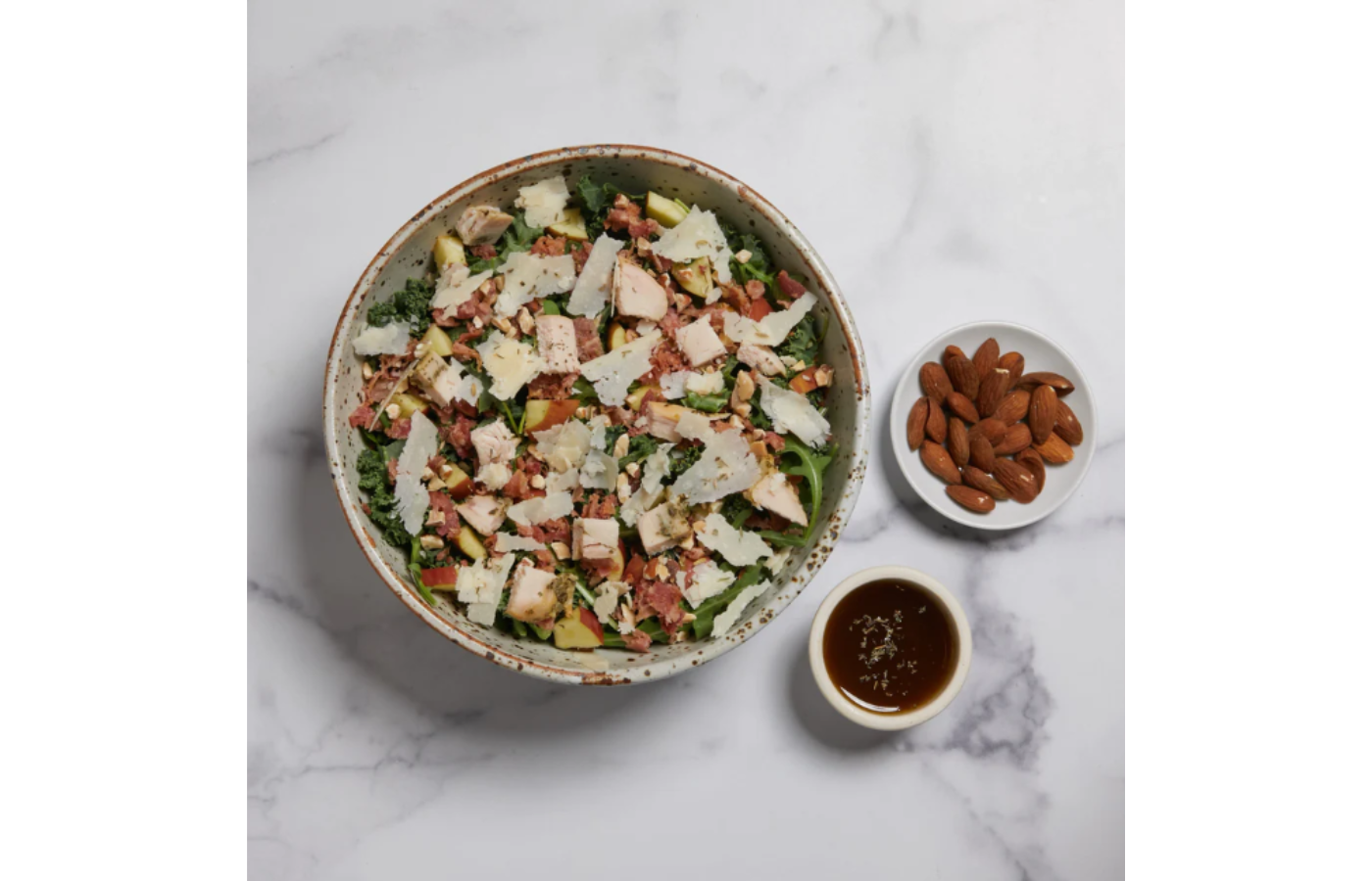 La Sonoma - Arugula, Kale, Mediterranean chicken, Bacon bites, Apple, Parmigiano, Diced almonds, Balsamic dressing