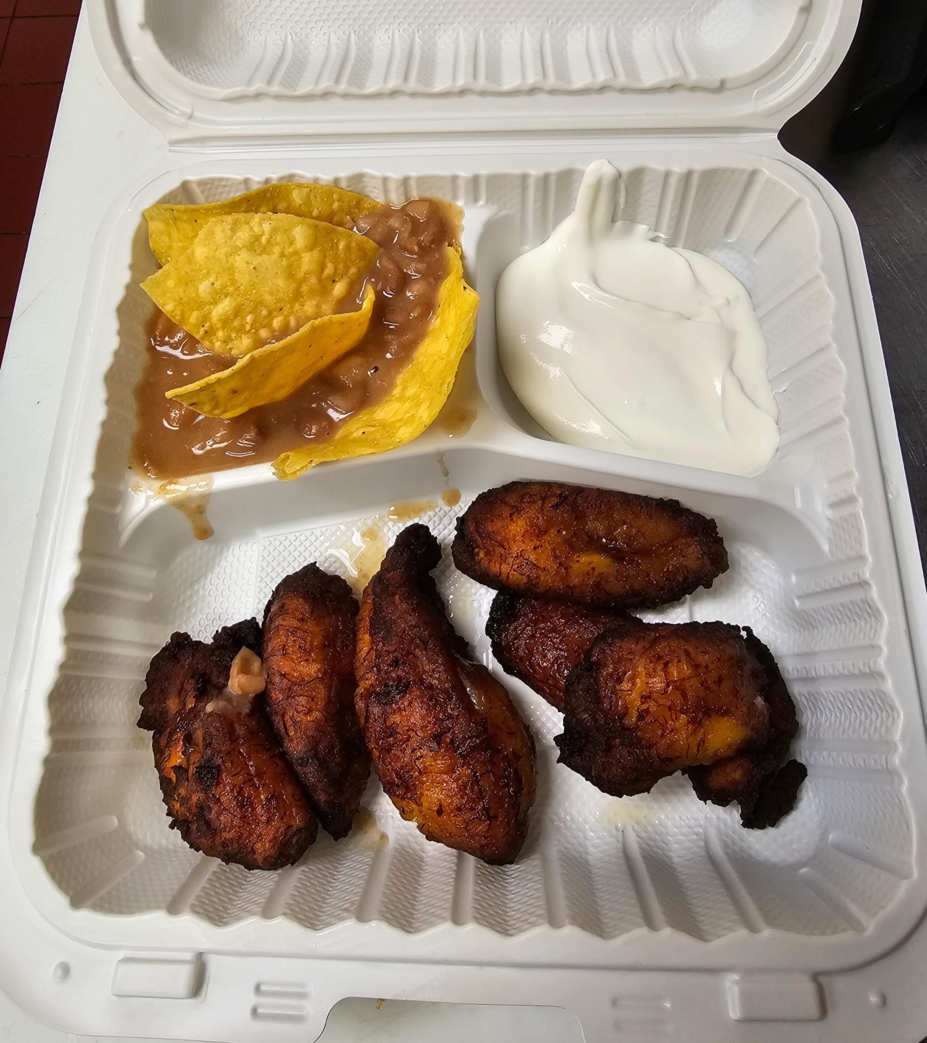 Platanos con Frijol y Crema.