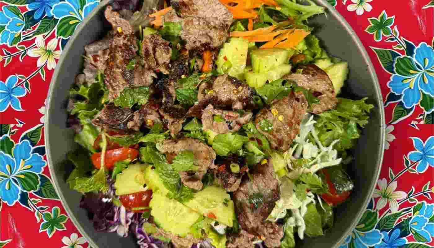 Spicy beef salad (Yum Nue).