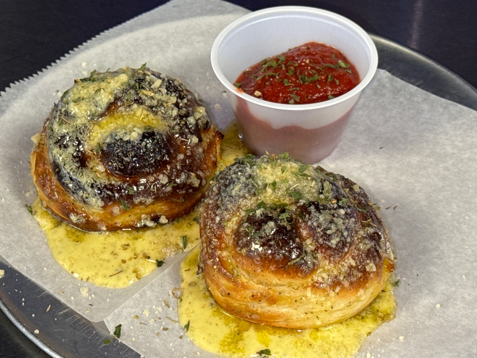 2 Garlic Knots.