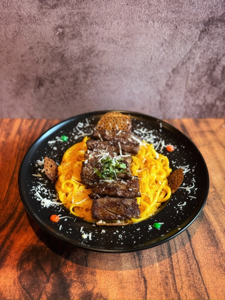 Tallarín a la Huancaína Beef.