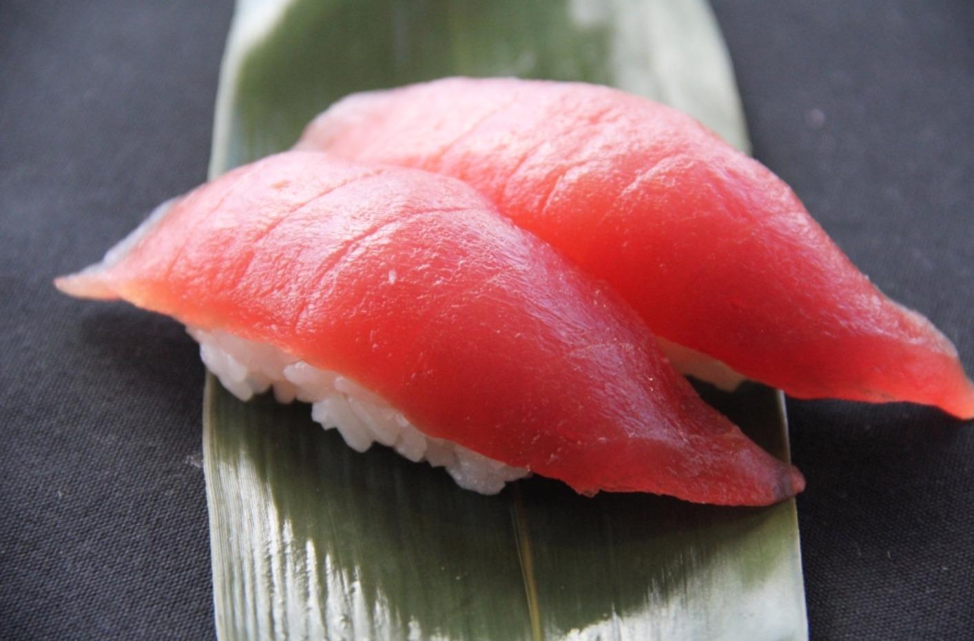 Tuna/Maguro (Yellowfin) Sushi (2pcs).